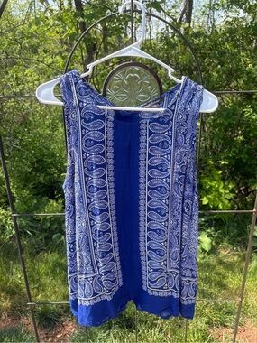 Soiree Blue Paisley Print Sleeveless Women Medium Blouse Handkerchief Sleeveless